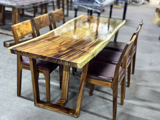 Bộ bàn 06 ghế ăn gỗ me tây là một lựa chọn tuyệt vời cho những ai yêu thích vẻ đẹp tự nhiên, mộc mạc và sang trọng