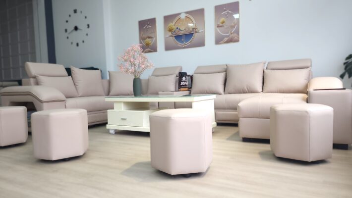 Kiểu dáng sofa góc chữ L gọn gàng với những đường may thẳng đều và các chi tiết ghép nối chỉn chu. Vì là mẫu sofa được gia công theo yêu cầu của khách hàng có không gian phòng khách lớn, nên mẫu sofa đi kèm theo rất nhiều chi tiết phụ như thêm đôn nối để tạo thành bộ sofa góc chữ U cùng với đó là đôn lục giác xung quanh. 