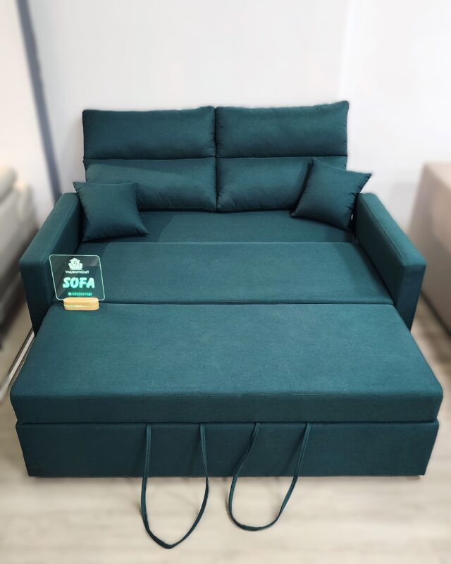 Màu xanh sẫm của chiếc ghế sofa bed này luôn hợp với mọi tone màu sơn nhà, nó cũng là gam màu có tính bền màu cao và không lo lắng bị lỗi thời.