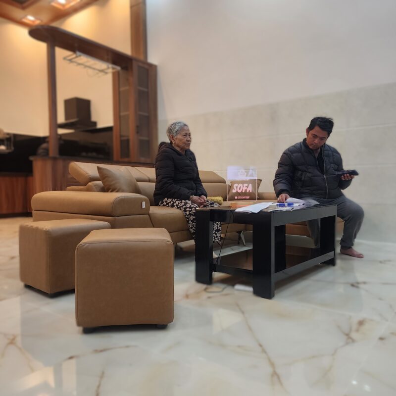 Bộ sofa góc chữ L bọc da CN Hàn màu vàng bò vân loang S15010 – Hình ảnh được chụp tại nhà anh Thuận ở Đơn Dương - Lâm Đồng.