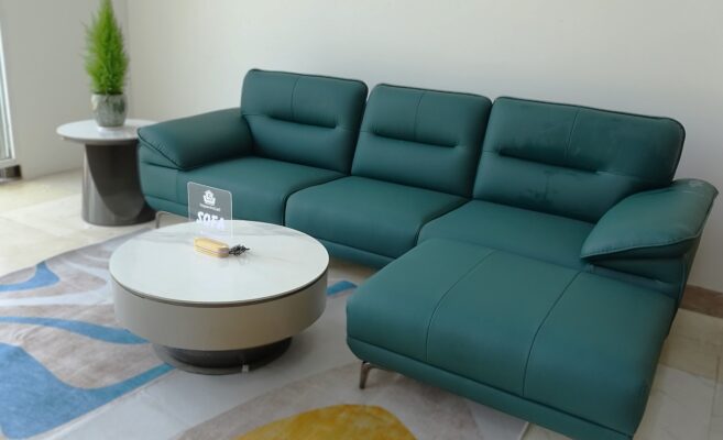 Màu xanh sẫm là một màu sắc tượng trưng cho sự sang trọng, quý phái và đẳng cấp. Sofa da màu xanh sẫm sẽ giúp không gian phòng khách của bạn trở nên lịch lãm và ấn tượng hơn.