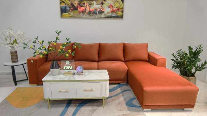 Sofa nhung màu cam là một lựa chọn tuyệt vời để mang đến sự ấm áp, rực rỡ và cá tính cho không gian phòng khách của bạn. Màu cam là một màu sắc tươi sáng, tràn đầy năng lượng, tượng trưng cho sự nhiệt huyết, sáng tạo và lạc quan.