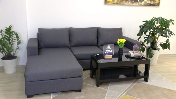 Màu xám trầm mang đến vẻ đẹp sang trọng, lịch lãm và đẳng cấp cho không gian phòng khách. Nó tạo điểm nhấn cho căn phòng, thể hiện gu thẩm mỹ tinh tế của gia chủ.