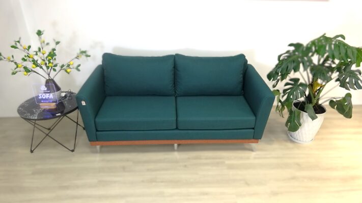 Kiểu dáng sofa văng phù hợp với không gian nhỏ, thiết kế đơn giản, thường có 2-3 chỗ ngồi. Mẫu Basic truyền thống phối phần khung đáy bọc vải màu nâu gỗ.