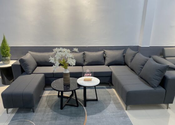Sofa vải màu xám là một lựa chọn tuyệt vời cho phòng khách của bạn. Màu xám là một màu trung tính, dễ dàng phối hợp với nhiều phong cách nội thất khác nhau.