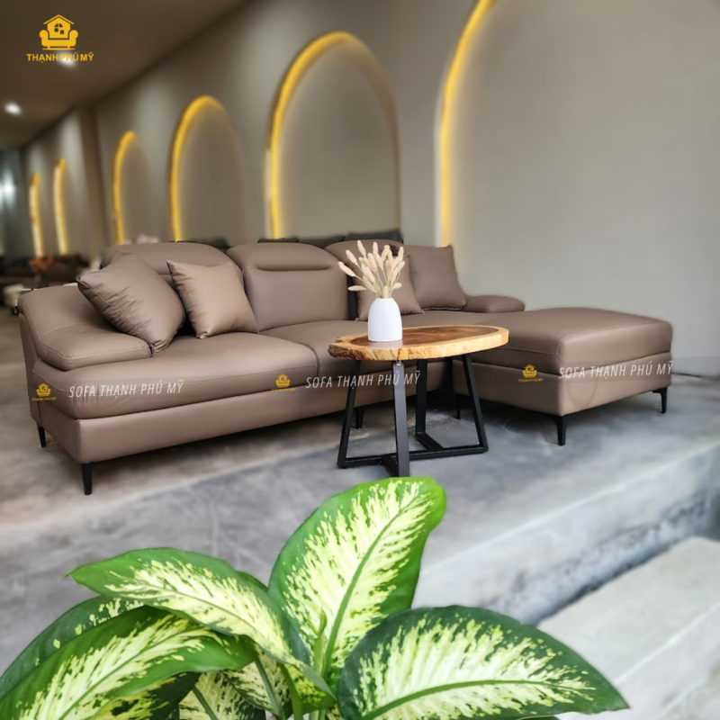Sofa văng 3 chỗ ngồi màu nâu sữa mang đến một vẻ đẹp dịu dàng, ấm áp và thanh lịch cho không gian sống của bạn. Sắc nâu sữa mềm mại, tựa như một tách cà phê latte, tạo cảm giác thư thái và dễ chịu ngay khi nhìn vào.