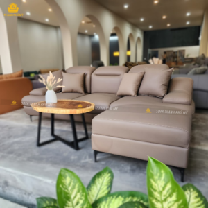 Văng ghế sofa da ba chỗ màu nâu tựa gật gù