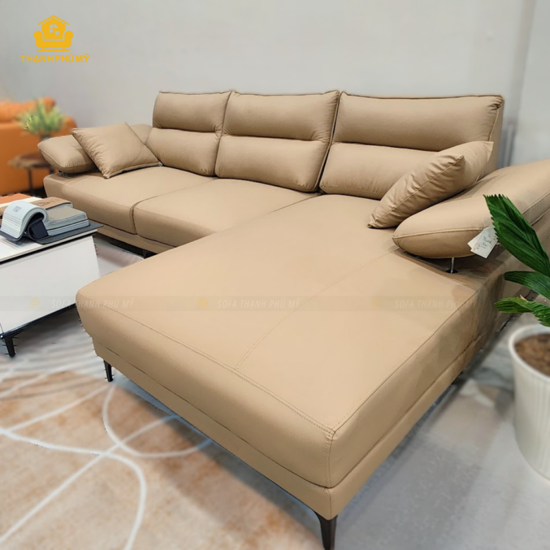 Màu be trung tính của sofa cho phép bạn dễ dàng kết hợp với các món đồ nội thất khác, từ bàn trà, thảm trải sàn đến kệ TV và đèn trang trí. Bạn có thể tạo điểm nhấn bằng các gam màu tương phản như xanh navy, xám đậm hoặc vàng mù tạt để tăng thêm phần cá tính cho không gian.