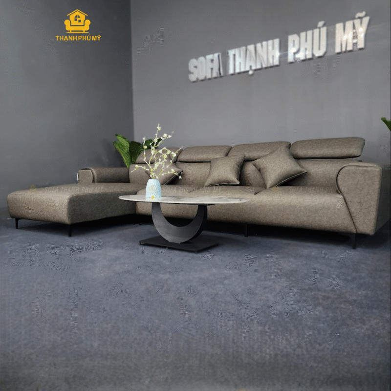 Kiểu dáng sofa góc chữ L  với những đường may thẳng đều và các chi tiết ghép nối chỉn chu.Tựa đầu điều chỉnh nâng lên hoặc hạ xuống để phù hợp với tư thế ngồi và chiều cao của người dùng. Tay vịn rộng được thiết kế bo cạnh nhằm tạo điểm nhấn và mang lại sự thoải mái khi tựa tay.
