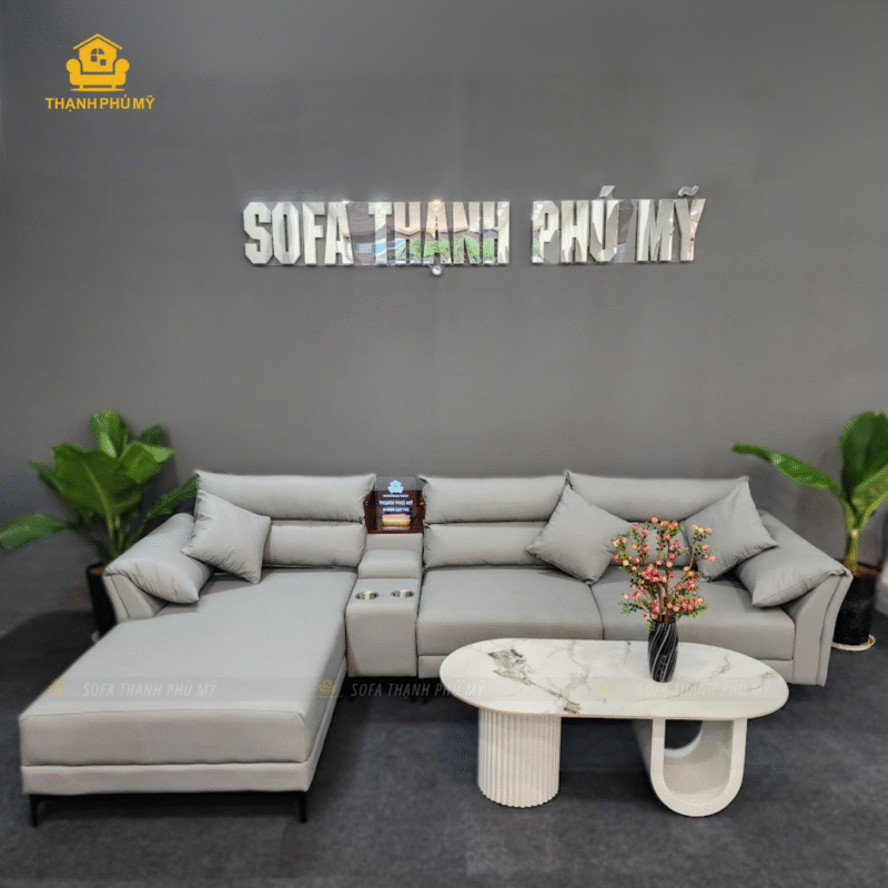 Sofa Góc Chữ L độc đáo – sự kết hợp hoàn hảo giữa sắc xám chưa bao giờ lỗi thời, chất liệu da tẩy mực bút bi đột phá và khay ly tích hợp thông minh.