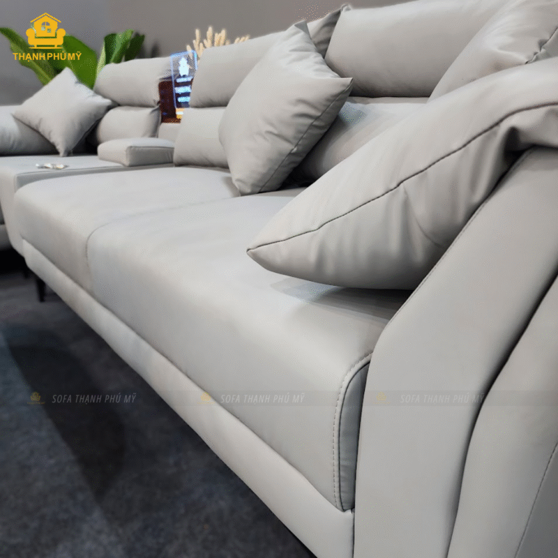 Da có khả năng tẩy mực bút bi: Đây là tính năng độc quyền, giúp bề mặt da không chỉ mềm mại, bền bỉ mà còn có khả năng tẩy sạch mực bút bi một cách dễ dàng. Dù nhà có trẻ nhỏ hay vô tình làm bẩn, chiếc sofa của bạn sẽ luôn giữ được vẻ đẹp như mới.