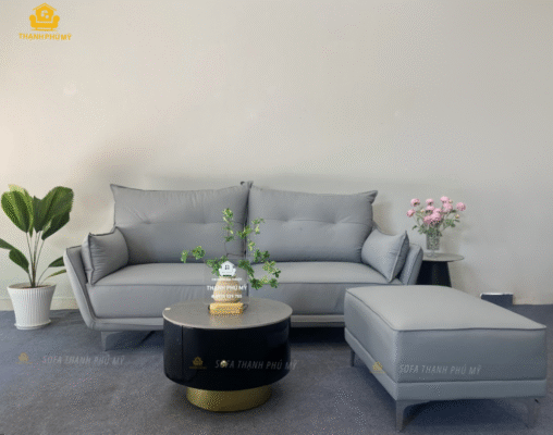 Da có khả năng tẩy mực bút bi: Đây là tính năng giúp bề mặt da không chỉ mềm mại, bền bỉ mà còn có khả năng tẩy sạch mực bút bi một cách dễ dàng. Dù nhà có trẻ nhỏ hay vô tình làm bẩn các vết bẩn cứng đầu khác, chiếc sofa của bạn sẽ luôn giữ được vẻ đẹp như mới – hình ảnh được thiết lập bối cảnh và chụp tại Showroom Sofa Thạnh Phú Mỹ chi nhánh Buôn Ma Thuột | Sofa Buôn Ma Thuột | Sofa BMT