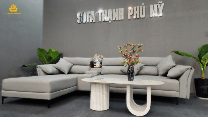 Mẫu bàn trà độc đáo của Sofa Thạnh Phú Mỹ với mặt đá Ceramic màu trắng vân Marble, kiểu dáng cách điệu chắc chắn sẽ nằm trong danh sách những mẫu bàn sofa đáng cân nhắc của bạn.