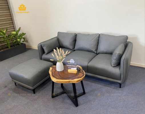 Với chất liệu da kháng bám bụi, chống xước tốt, bền màu. Đây là mẫu sofa văng đáng được cân nhắc cho những căn hộ, shophouse hoặc phòng khách có diện tích khiêm tốn.