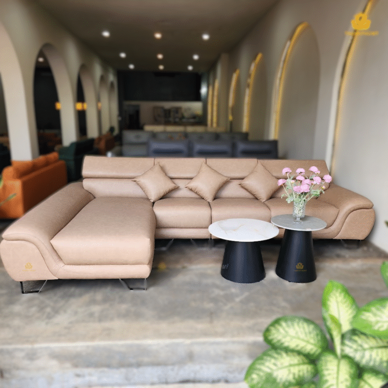 Sofa màu be vân loang thiên hồng nhẹ - Gam màu này tựu chung vẫn thuộc hệ màu trung tính dễ dàng phối với màu sắc khác trong không gian nội thất phòng khách và chút ánh hồng phớt nhẹ mang lại sự ấm áp cho thị giác