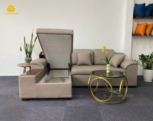 Phần góc nghỉ được thiết kế nâng đệm nhẹ nhàng, để lộ một khoang rỗng bên dưới. Đây là không gian lý tưởng để cất giữ chăn, gối, ga trải giường hoặc các vật dụng ít dùng đến khác.