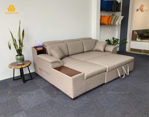 Ở trạng thái bình thường, đây là một bộ sofa góc chữ L hiện đại. Khi cần, chỉ với thao tác kéo nhẹ, phần đệm chính sẽ trượt ra, biến chiếc sofa thành một chiếc giường ngủ.