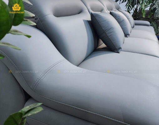 Đây là mẫu sofa với phong cách hiện đại. Tay vịn đổ xuôi từ cao xuống thấp được gia công không chỉ sắc nét, mà còn thuần tầm gác tay, gối đầu.