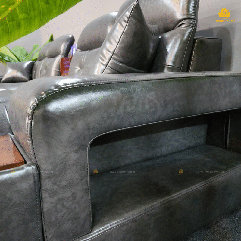 Phần bên hông của tay vịn được thiết kế khoét rỗng bọc da để tăng thêm không gian chứa các vật dụng như sách, báo, điều khiển, . . .