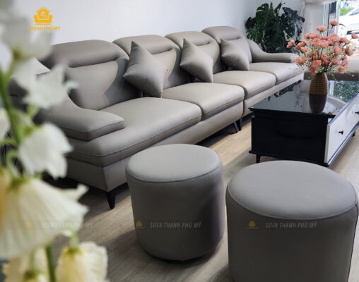Đây là mẫu sofa với phong cách hiện đại. Tay vịn đổ xuôi từ cao xuống thấp được gia công không chỉ sắc nét, mà còn thuần tầm gác tay, gối đầu