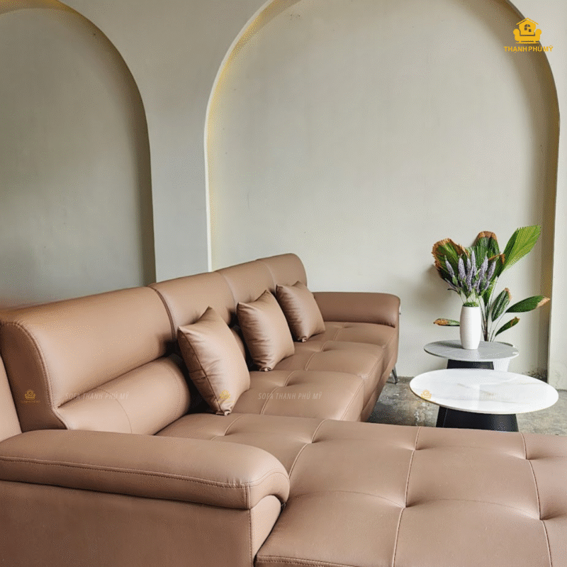 Phần tựa lưng cố định được cách điệu chia đôi kết hợp với đệm được nhấn nút nhằm tăng tính thẩm mỹ của bộ sofa
