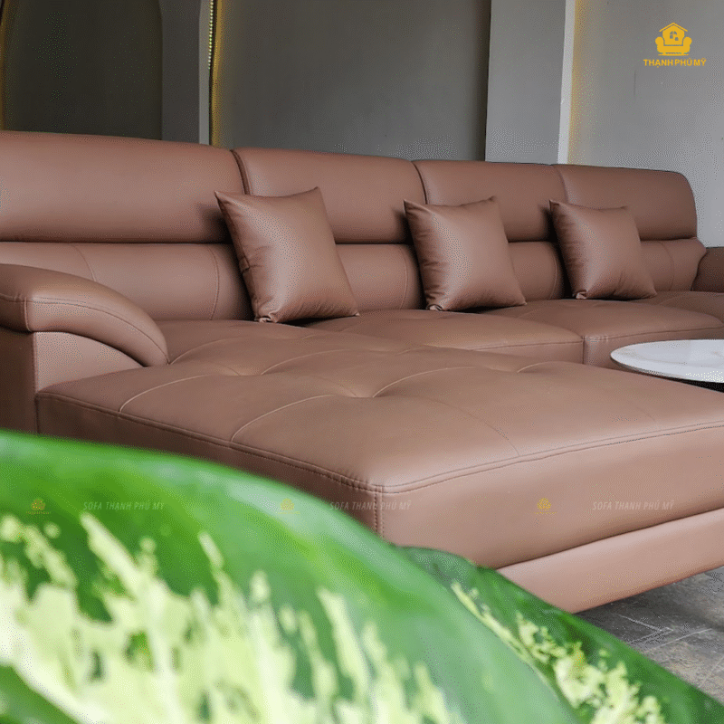 Sofa màu nâu sẫm "giấu bẩn" cực kỳ tốt. Với những gia đình có trẻ nhỏ hoặc thường xuyên có khách, đây là một lợi thế lớn. Các vết bẩn nhỏ, bụi bặm hay sự cố đổ nước ngọt, cà phê sẽ ít bị lộ rõ.