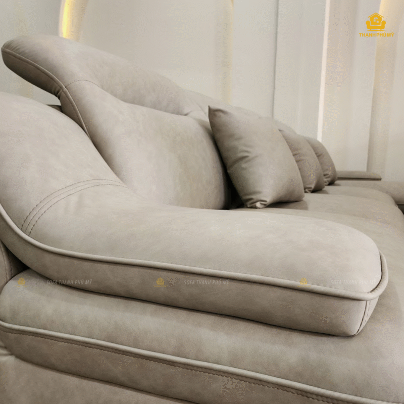 Phần tay vịn và đệm ghế sofa được may viền nổi tạo nét tinh xảo