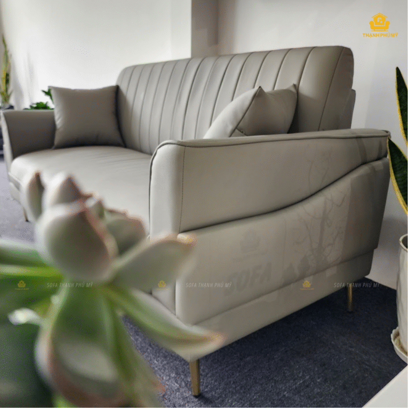 Điểm nhấn đắt giá nhất của mẫu sofa văng này chính là phần tay vịn được thiết kế cách điệu thành 2 lớp. Lớp bên ngoài được làm thấp và vát xéo đầy cá tính, khéo léo để lộ lớp đệm tay bên trong cao hơn, tạo nên một tổng thể vừa góc cạnh và cực kỳ hiện đại.