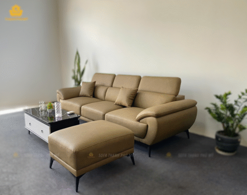 Sofa màu rêu sẫm vân loang đậm nhạt phù hợp với tường và nội thất có tone màu sáng ấm như màu mỡ gà, vàng nhạt, trắng cổ, nâu, xám, . . .
