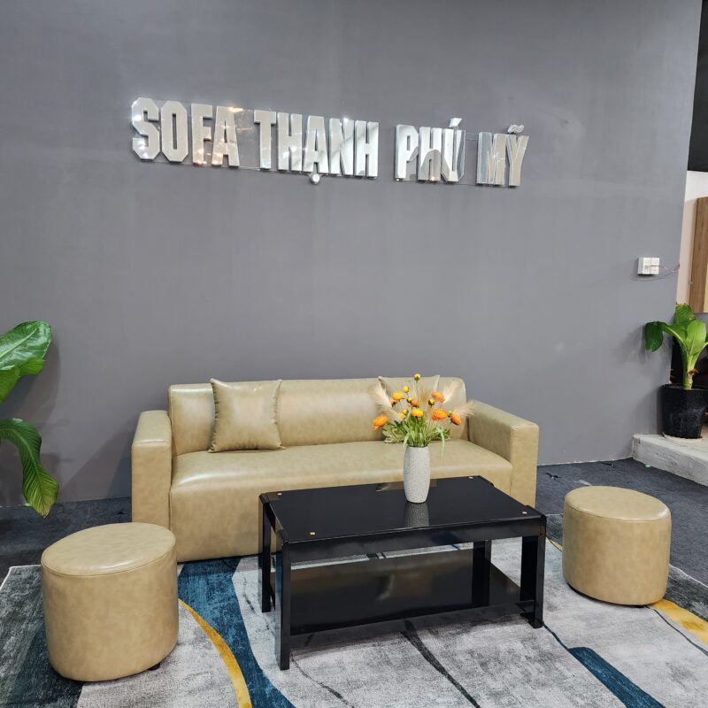 Màu rêu sáng pha ánh vàng chanh tươi tạo cảm giác thư thái nhưng không bị tối nhà. Lớp vân loang đậm nhạt giúp che giấu vết bẩn tốt hơn hẳn so với da trơn một màu.