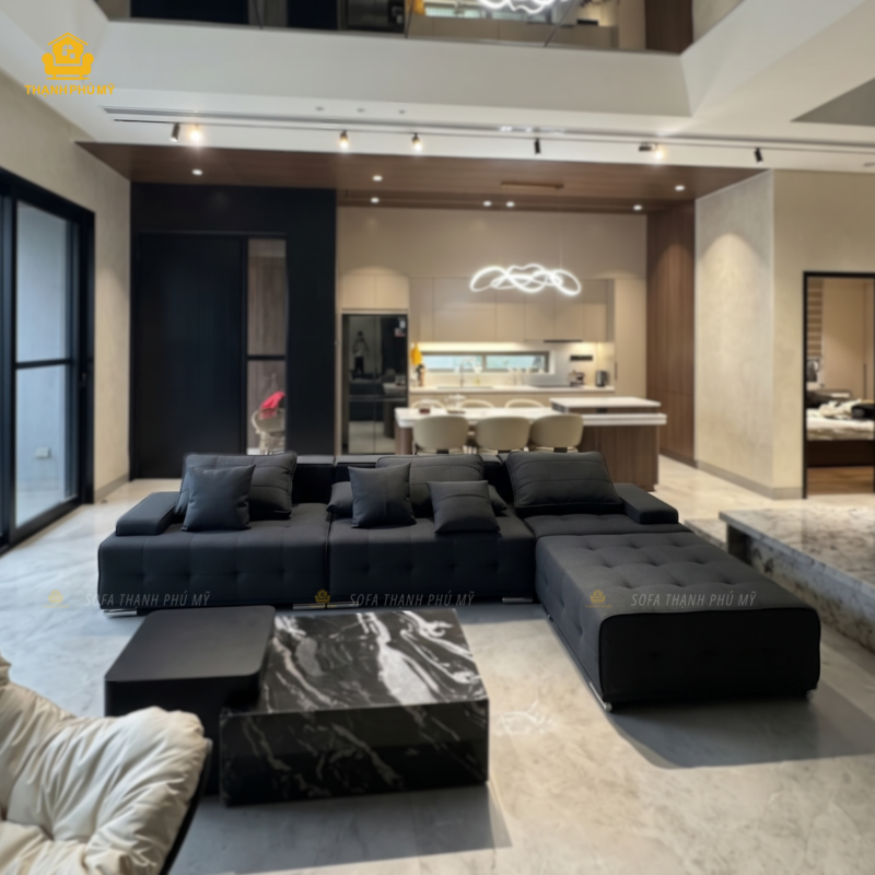Kỹ thuật của thợ ráp thể hiện qua những đường may viền chỉ nổi đi thẳng tắp. Tại các vị trí góc bo, da được bọc căng mướt, không xộc xệch hay nhăn nhúm.