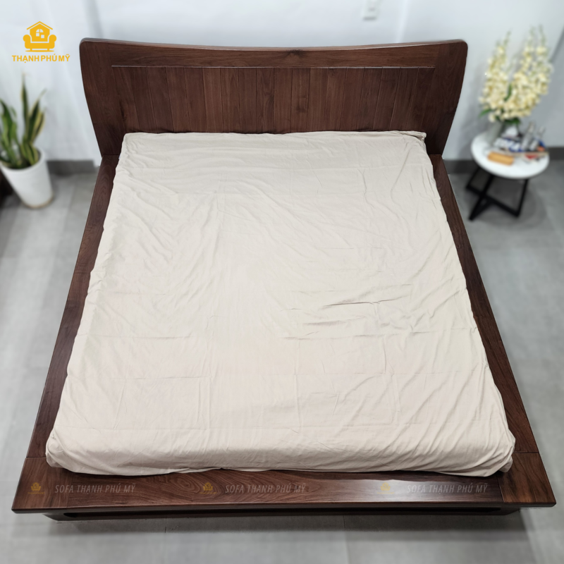  Thiết kế bề thế nhưng thanh thoát của giường giúp tôn vinh vị thế gia chủ, đặc biệt phù hợp với những căn phòng có diện tích rộng và gu thẩm mỹ thượng lưu.