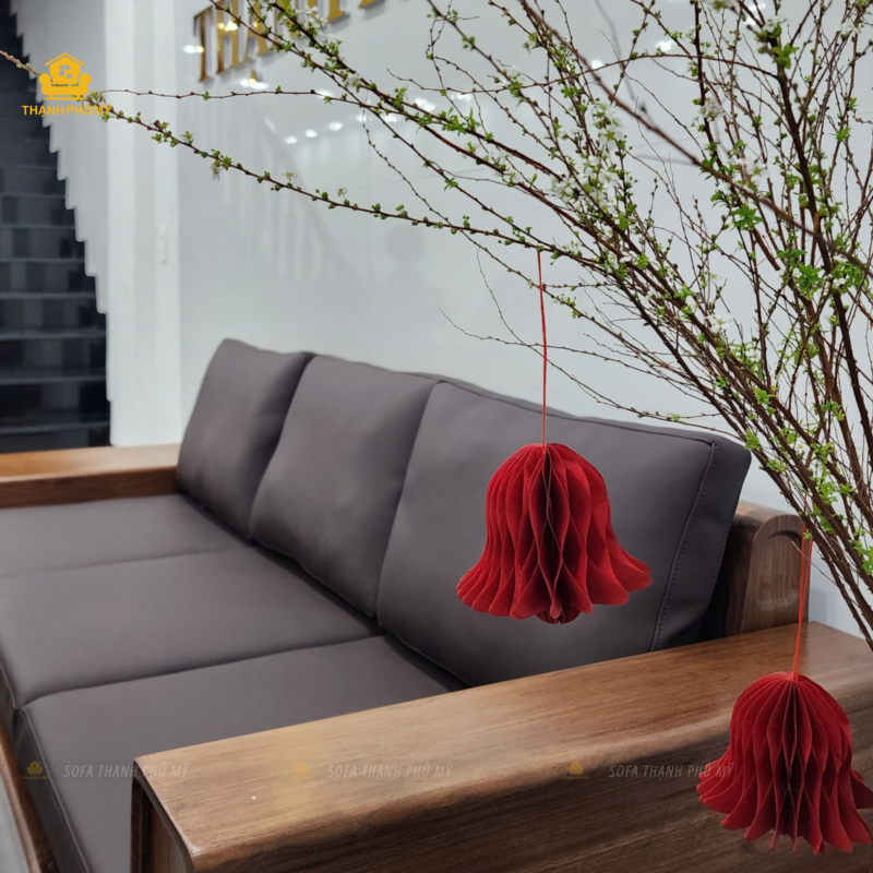 Phần tựa lưng và đệm ngồi gồm 3 khối đệm ngồi và 3 tựa lưng. Phần đệm ngồi được làm từ đệm mút nguyên tấm, phần tựa lưng được làm từ bông gòn cực êm mềm. Lớp da bọc ngoài của đệm ngồi và tựa lưng đều được bọc da Microfiber cao cấp siêu chống trầy màu nâu trầm sang trọng.