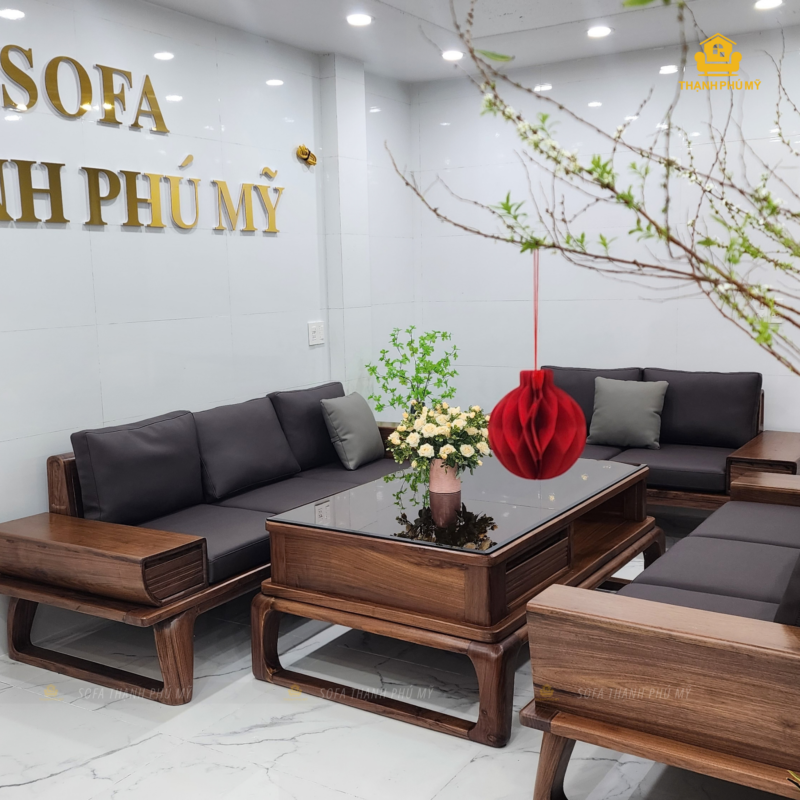 Khám phá siêu phẩm Sofa gỗ Óc chó (Walnut) tự nhiên kết hợp đệm da Microfiber cao cấp từ Nội Thất Thạnh Phú Mỹ. Thiết kế chân thuyền bề thế, sang trọng. Giao hàng và lắp đặt tận nơi tại TP.HCM, Bình Dương, Đắk Lắk và Đắk Nông.
