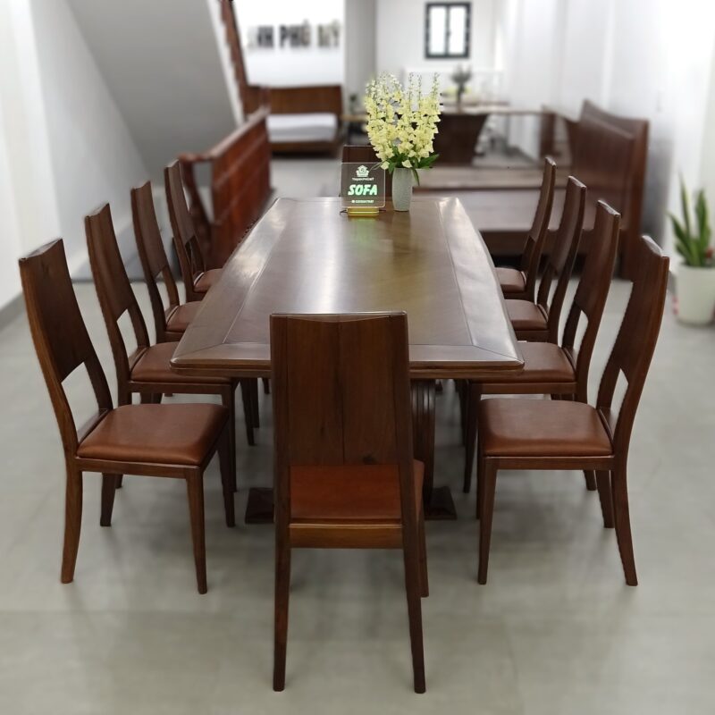 Sở hữu sắc nâu trầm ấm cùng nghệ thuật chế tác tinh xảo từ khối gỗ Óc Chó cao cấp, bộ bàn ăn 10 ghế mang đến vẻ đẹp hiện đại và sang trọng. Vượt lên trên công năng thông thường, bộ bàn ăn còn là tuyên ngôn đẳng cấp, giúp gia chủ tự hào thể hiện sự hiếu khách và gu thẩm mỹ đỉnh cao trong những buổi tiệc tùng hay sum họp.