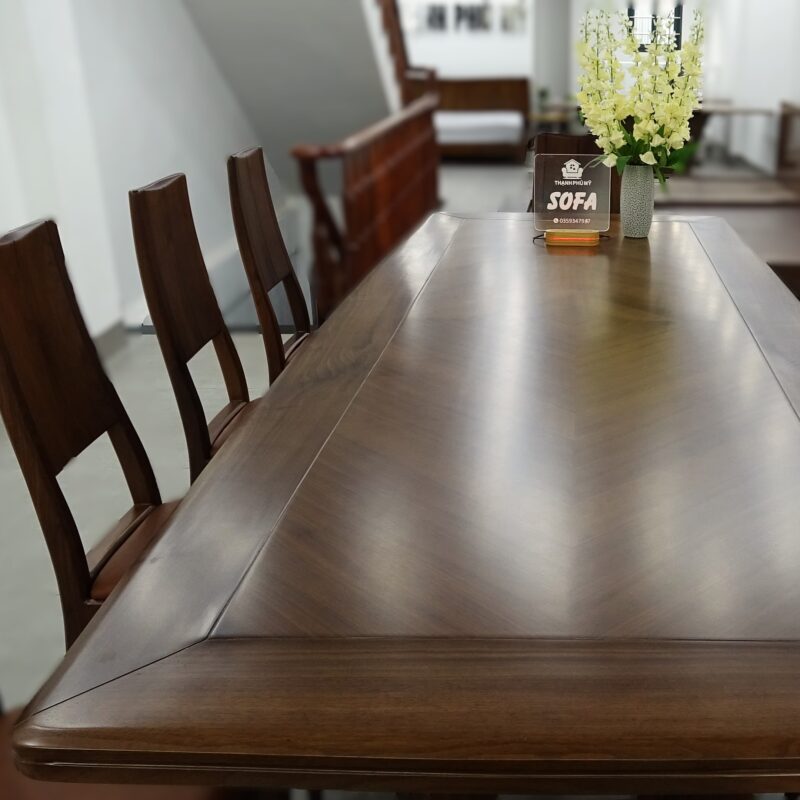 Điểm nhấn ấn tượng nằm ở mặt bàn ghép Veneer tinh xảo, giúp phô diễn trọn vẹn những đường vân đẹp nhất một cách đồng nhất, đồng thời hạn chế tối đa tình trạng co ngót, cong vênh do khí hậu nóng ẩm.