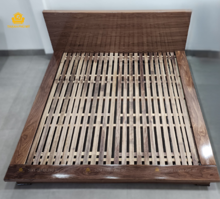 Bề mặt giường gỗ được xử lý bóng mờ, giúp bảo vệ gỗ mà vẫn giữ được cảm giác chân thực và vẻ đẹp nguyên bản. Giát giường sử dụng hệ thống thanh nan gỗ đan xen giúp tạo độ thông thoáng cho nệm, tránh ẩm mốc, rất phù hợp với thời tiết Việt Nam.