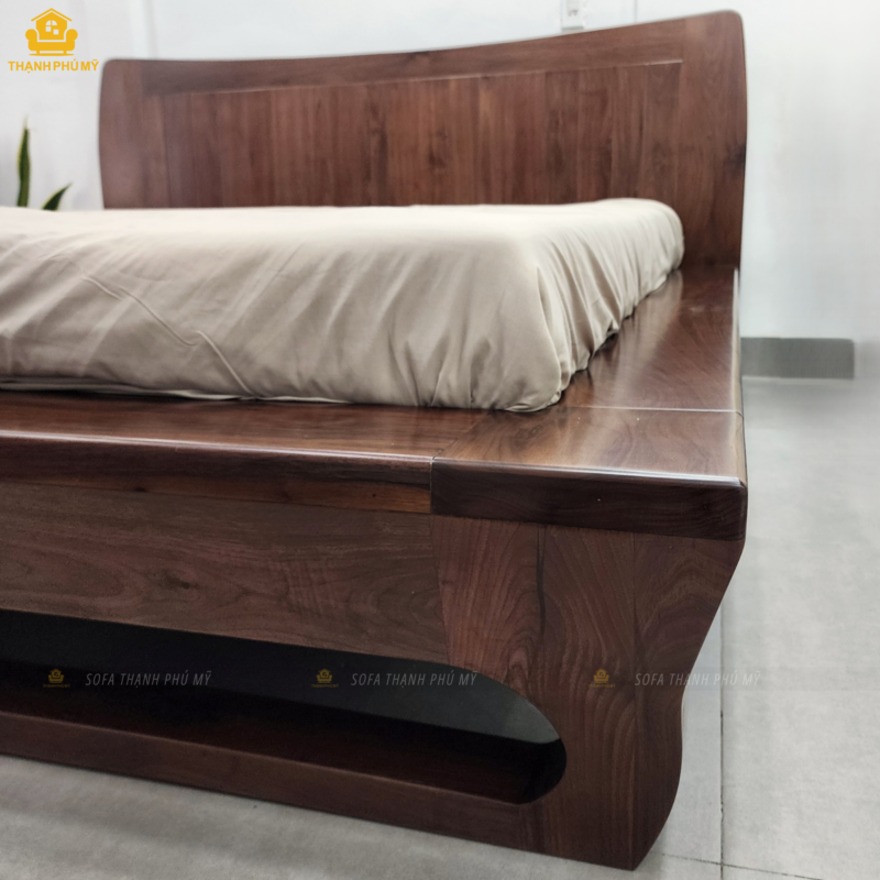 Phần chân giường được uốn cong tinh tế, tạo cảm giác thanh thoát nhưng cực kỳ vững chãi. Đây là điểm nhấn giúp không gian phòng ngủ trở nên tinh tế và hiện đại hơn.