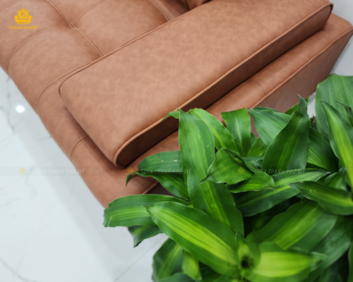 Sử dụng dòng da Microfiber chuyên dụng, bộ sofa văng ghép góc vừa tái hiện hoàn hảo màu da bò vân loang với các khoảng chuyển sắc đậm nhạt tự nhiên, vừa giải quyết triệt để bài toán công năng nhờ độ bền cơ học tốt, không bí bách và chống bám bẩn tối ưu.