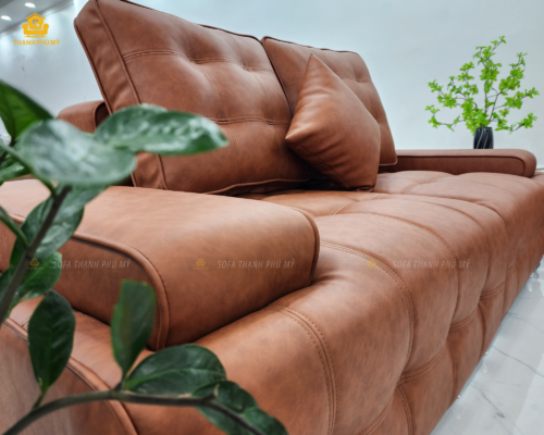 Toàn bộ bề mặt nệm ngồi và mặt ghế đôn được xử lý rút múi vuông chìm, tạo độ phồng khối nhẹ. Kỹ thuật này vừa tạo điểm nhấn thẩm mỹ, vừa giúp cố định form mút, giảm tình trạng nhăn/co giãn da sau thời gian dài sử dụng.