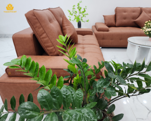 Bộ sofa có độ đệm êm vừa phải, cân bằng. Kết cấu này sử dụng hệ mút có độ đàn hồi tốt phối hợp với hệ thống dây đai chịu lực, giúp nâng đỡ cơ thể, không bị lún quá sâu gây mỏi lưng khi ngồi lâu và duy trì được form dáng vuông vắn, không bị xẹp lép sau nhiều năm sử dụng.