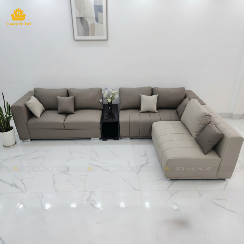 Dội ngũ kỹ thuật của Thạnh Phú Mỹ đã thực hiện khảo sát thực tế để đảm bảo bộ sofa khớp hoàn toàn với diện tích phòng khách, không gây choáng lối đi nhưng vẫn giữ được sự bề thế.