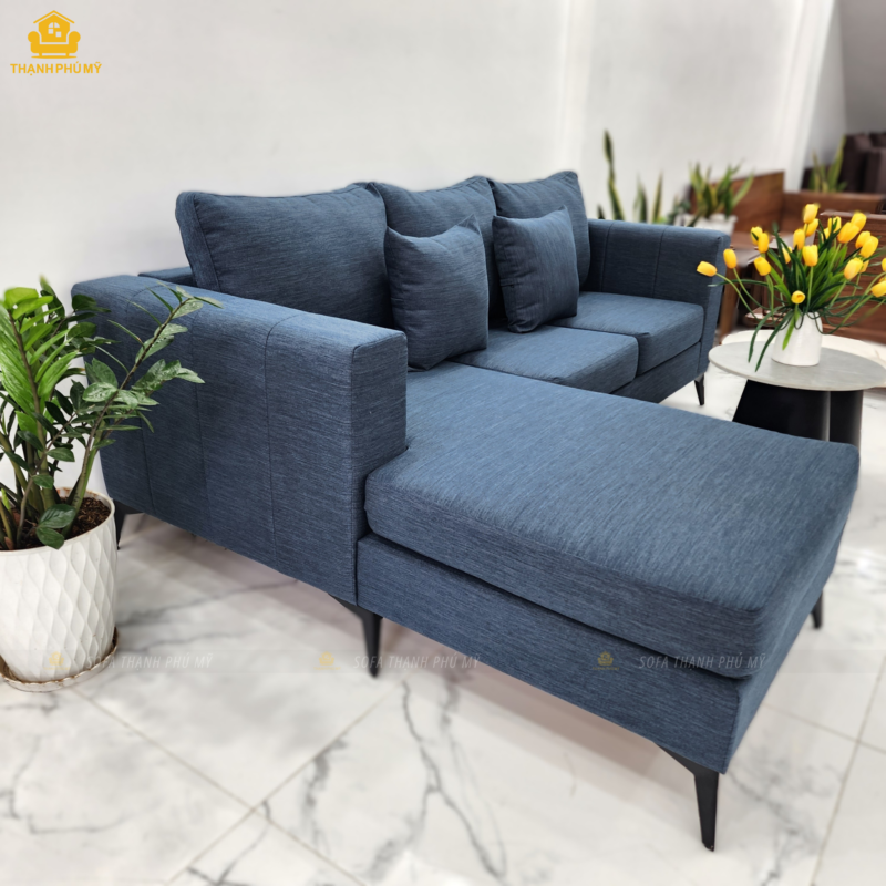 Bộ sofa góc vải 2m2 x 1m6 - Đây là kích thước tiêu chuẩn vàng cho các không gian phòng khách căn hộ hoặc nhà phố có diện tích vừa và nhỏ. Chiều dài 2m2 (trừ đi 2 phần tay vịn) vừa vặn cho 3 người ngồi thoải mái hoặc 1 người nằm phẳng lưng.