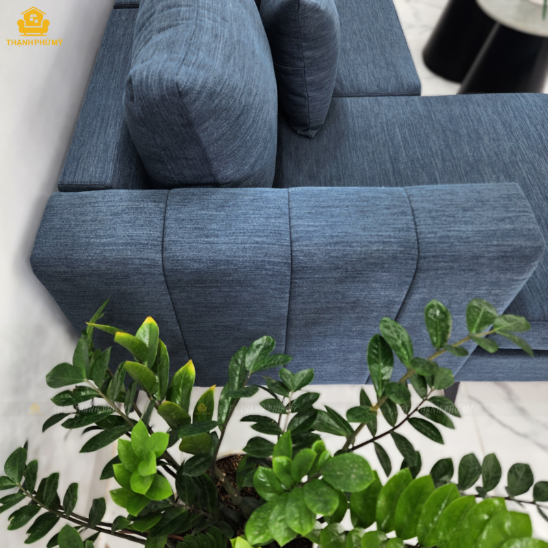 Bộ sofa góc vải Canvas được thiết kế với đường bo cong bồng bềnh kết hợp với kỹ thuật cắt may tạo những đường rãnh nhấn ở phần tay vịn vừa tạo điểm nhấn thị giác nhẹ nhàng, vừa biến tay ghế thành chiếc gối tựa êm ái khi gia chủ tựa vào thư giãn.