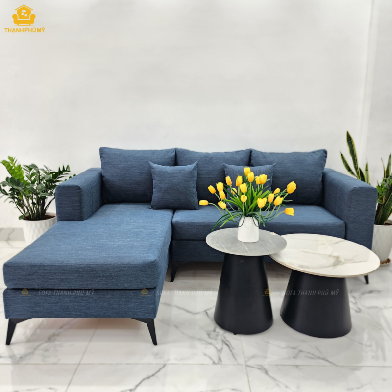 Sofa góc vải Canvas với sắc xanh Denim mang chiều sâu mộc mạc, bắt sáng tốt và cực kỳ dễ phối đồ decor.