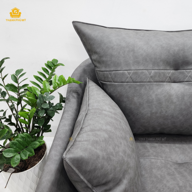 Tay ghế vát xéo ngả ra ngoài, mở rộng diện tích khoang ngồi và tạo độ dốc thoải mái khi người dùng ngả lưng nghỉ ngơi.