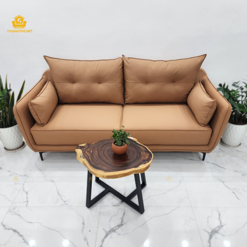 Kích thước phủ bì 2m2 tạo nên một khối trọng tâm vững chắc, cung cấp đủ không gian cho ba người ngồi thoải mái và tương thích với những kiểu không gian phòng khách nhà phố. Đặc biệt, độ sâu lòng ghế lên tới 1m mở rộng tối đa diện tích tiếp xúc, cho phép người dùng ngả lưng sâu hoặc sử dụng như một giường nghỉ tạm thời.