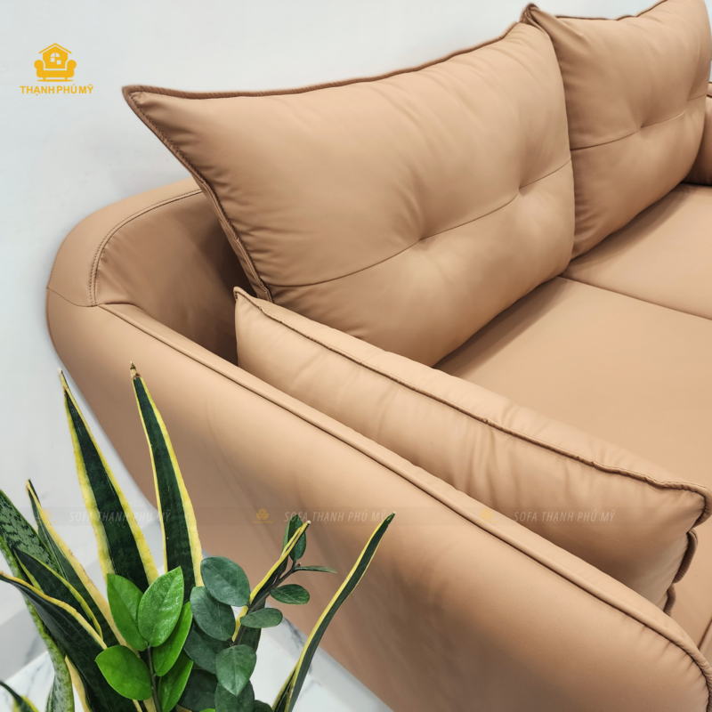 Điểm chạm đắt giá nhất của bộ sofa văng này nằm ở hai chiếc gối tựa lớn phía sau. Chúng tôi sử dụng nguồn bông gòn êm mịn. Khi tựa lưng, lớp gòn mềm mại này ôm trọn từng đốt sống và bả vai, tạo ra cảm giác mềm mại cực kỳ chiều chuộng thói quen thích ngồi êm, nằm lười của giới trẻ hiện đại.