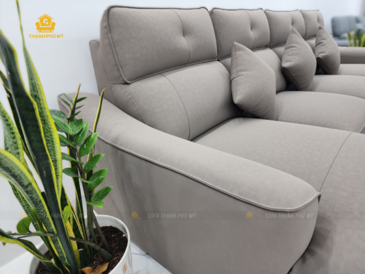 Bạn có thể thấy rõ độ nét trên sản phẩm: đường viền chỉ nổi chạy thẳng tắp, da bọc ở các góc bo tròn tay vịn được kéo căng mướt, không đùn nhăn xộc xệch.