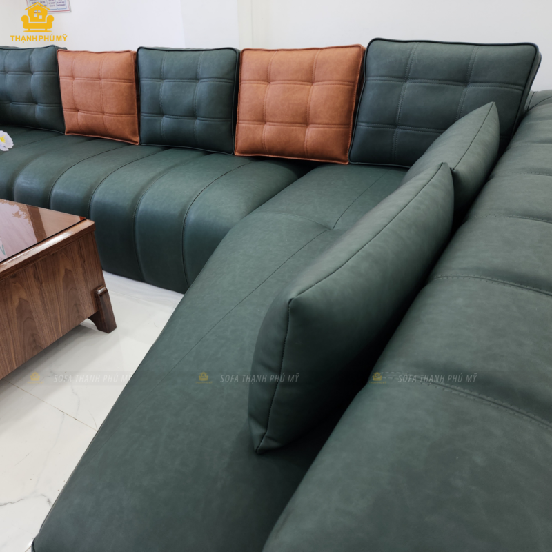 Phần góc nghỉ được cắt vát thay vì làm vuông truyền thống, giúp bộ sofa nhìn gọn hơn và tạo khoảng di chuyển thoải mái trong phòng khách.